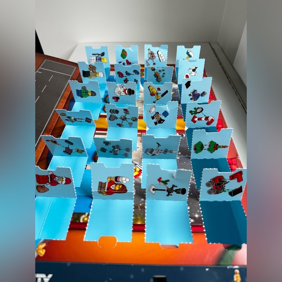 LEGO CITY Advent Calendar 60201 Complete Set Figures [NO BOX/CONTAINER INCLUDED] - Picture 3 of 3